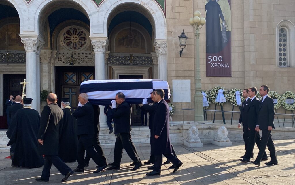 Κηδεία Κωνσταντίνου: Απευθείας το λαϊκό προσκύνημα - Πλήθος κόσμου από τα ξημερώματα στη Μητρόπολη ΦΩΤΟ - ΒΙΝΤΕΟ