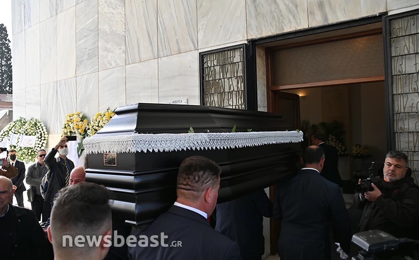 Τελέστηκε η πολιτική κηδεία του Νίκου Ξανθόπουλου - Συντετριμμένη η σύζυγός του - ΦΩΤΟ