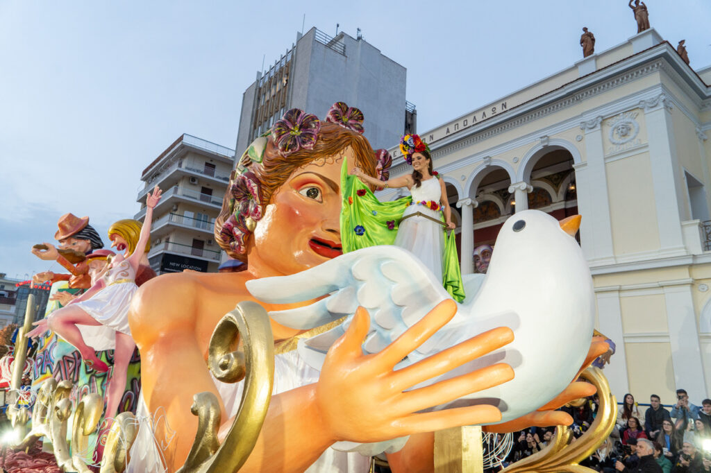 Πατρινό Καρναβάλι 2023: Έκρηξη χαράς στη νυχτερινή ποδαράτη παρέλαση - ΦΩΤΟ