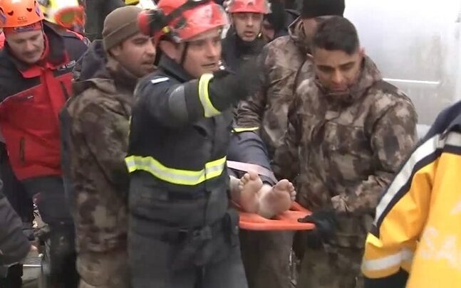 ΕΜΑΚ -Τουρκία: Υπεράνθρωπες προσπάθειες για να σώσουν κόσμο - Ευγνωμοσύνη από πολίτες και πολιτικούς - Πάνω από 16.000 οι νεκροί ΒΙΝΤΕΟ