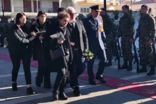 Κηδεία - Μάριου Τουρούτσικα: Με τη φωτογραφία του στα χέρια προσήλθε στην εκκλησία η μητέρα του - ΦΩΤΟ