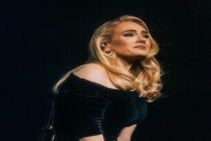 Adele: Ξέσπασε σε κλάματα σε συναυλία της 