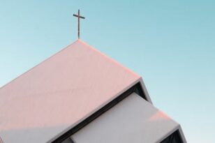 Το φύλο του Θεού: Η Εκκλησία της Αγγλίας εξετάζει τη χρήση ουδέτερων αντωνυμιών