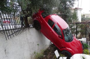 Θεσσαλονίκη: Αυτοκίνητο... γλίστρησε στην αυλή σπιτιού