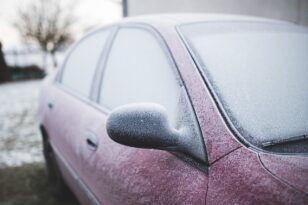 Πώς θα απομακρύνετε εύκολα και γρήγορα τον πάγο από το παρμπρίζ στο αυτοκίνητό σας