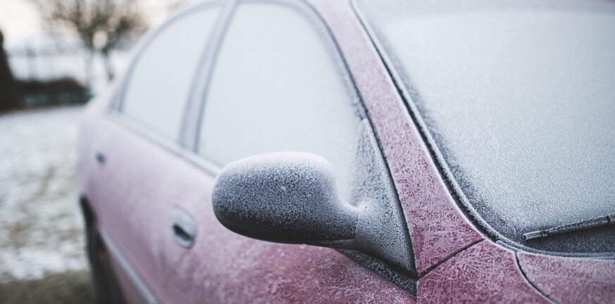 Πώς θα απομακρύνετε εύκολα και γρήγορα τον πάγο από το παρμπρίζ στο αυτοκίνητό σας