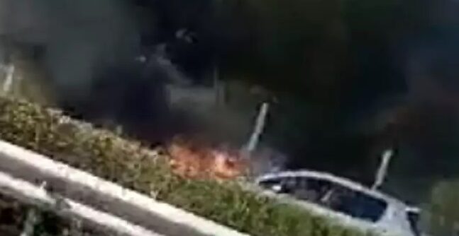 Εθνική οδός Κορίνθου - Τριπόλεως: ΒΙΝΤΕΟ με αυτοκίνητο που πήρε φωτιά εν κινήσει