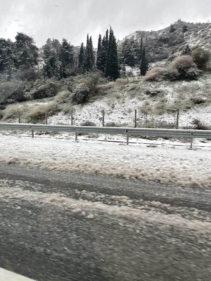 Αχαΐα: Χιονίζει ασταμάτητα στην Εθνική Οδό Πατρών-Αθηνών - Σε επιφυλακή τα εκχιονιστικά μηχανήματα ΦΩΤΟ