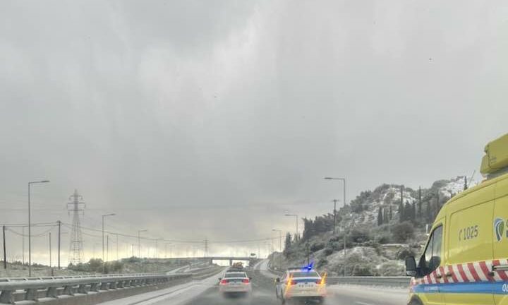 Αχαΐα: Χιονίζει ασταμάτητα στην Εθνική Οδό Πατρών-Αθηνών - Σε επιφυλακή τα εκχιονιστικά μηχανήματα ΦΩΤΟ