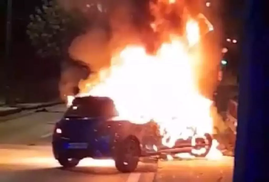 “Mistake of the fire” car, caught fire and a neighboring vehicle VIDEO