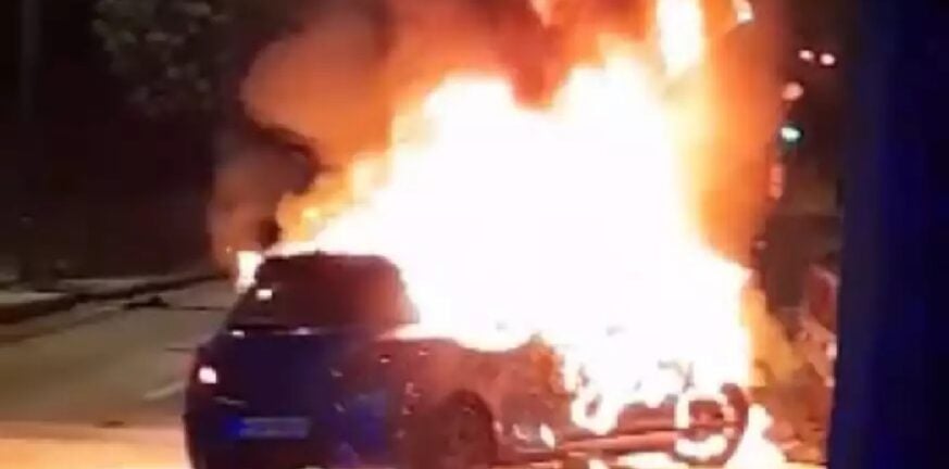 Συγκλονιστικό βίντεο της ΕΛ.ΑΣ: Αστυνομικοί έσωσαν λιπόθυμο οδηγό από φλεγόμενο αυτοκίνητο