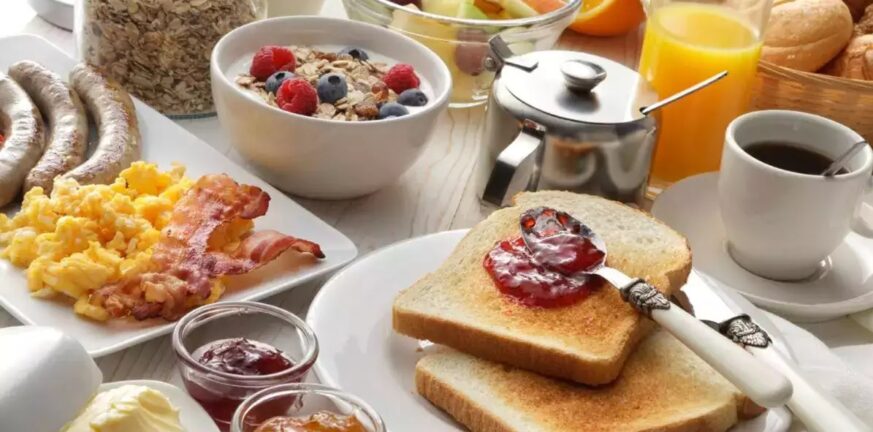 Wall Street Journal: «Μην τρώτε πρωινό για να… γλιτώσετε χρήματα» – Σάλος στα social media