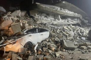 Τουρκία: Κτίριο ανασηκώθηκε από τον σεισμό και προσγειώθηκε σε αυτοκίνητα ΦΩΤΟ - ΒΙΝΤΕΟ