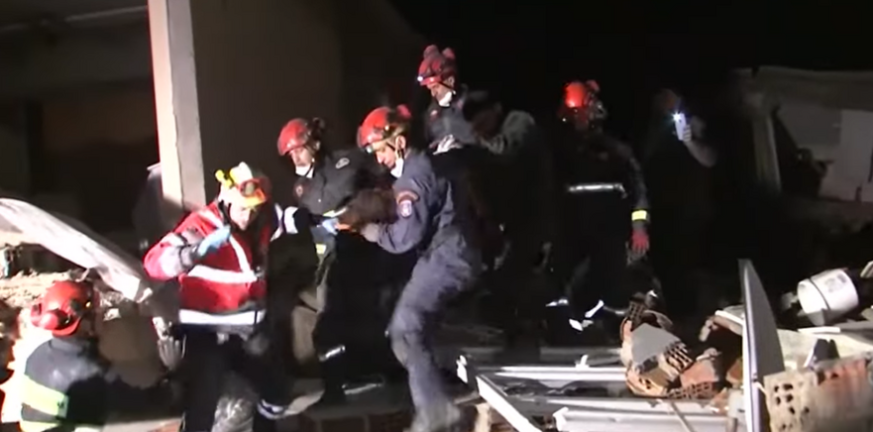 Σεισμός στην Τουρκία: Η ΕΜΑΚ έσωσε 11χρονη από τα ερείπια – Αγώνας για να βγάλουν και μία 15χρονη