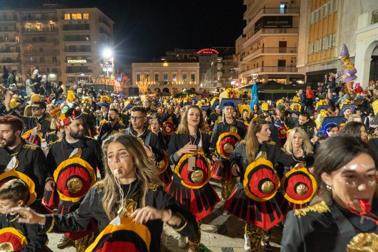 Πατρινό Καρναβάλι 2023: Έκρηξη χαράς στη νυχτερινή ποδαράτη παρέλαση - ΦΩΤΟ