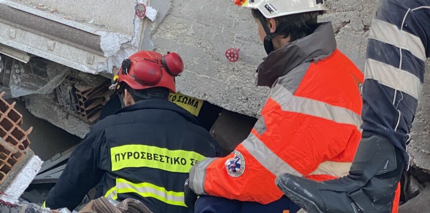 Τιτάνια η μάχη της ΕΜΑΚ στην Τουρκία: «Δυστυχώς έχουμε αφήσει νεκρούς στα συντρίμμια»