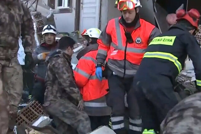 Σεισμός στην Τουρκία: Πέντε άτομα έχει βγάλει ζωντανά από τα χαλάσματα η ελληνική αποστολή διάσωσης