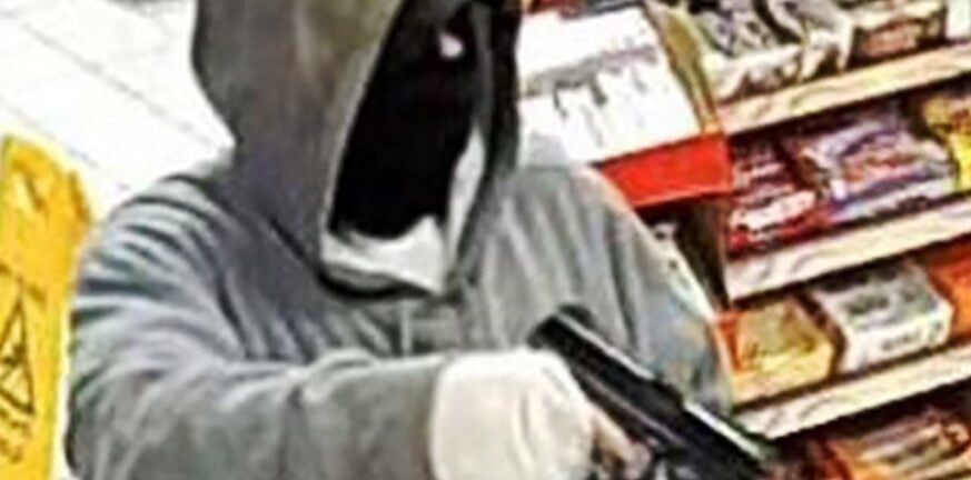 Πάτρα: Ενοπλος μασκοφόρος εισέβαλε σε μίνι μάρκετ - Πώς τον «αφόπλισε» πελάτης