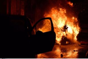 Εξάρχεια: Δυο καμένα αυτοκίνητα από επίθεση σε διμοιρία των ΜΑΤ - ΒΙΝΤΕΟ
