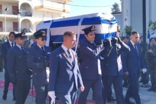 Κηδεία Μάριου – Μιχαήλ Τουρούτσικα: «Η Πατρίδα μας σε κατατάσσει μεταξύ των ηρώων που θυσιάστηκαν» - Ο επικήδειος λόγος συναδέλφου του