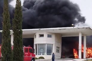 Εύοσμος: Λεωφορείο των ΚΤΕΛ κάηκε ολοσχερώς κοντά στα κοιμητήρια - ΒΙΝΤΕΟ