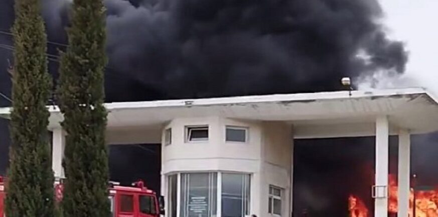 Εύοσμος: Λεωφορείο των ΚΤΕΛ κάηκε ολοσχερώς κοντά στα κοιμητήρια - ΒΙΝΤΕΟ