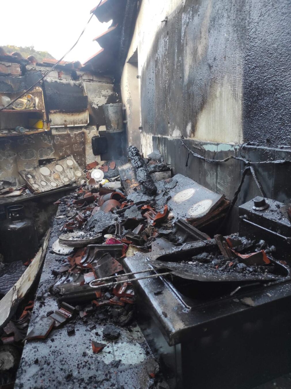 «Τυλίχθηκε» στις φλόγες καφενείο στην Αμφιλοχία - ΦΩΤΟ