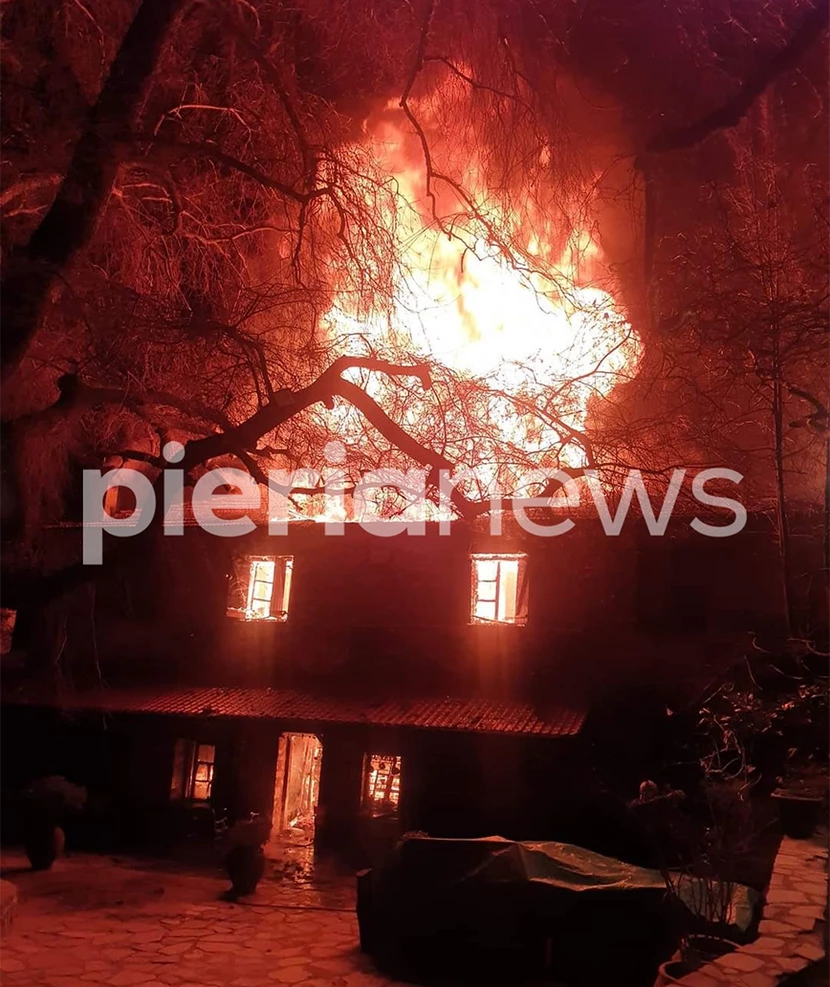 Πιερία: Μεγάλη φωτιά σε δύο σπίτια στον Παλαιό Παντελεήμονα - ΦΩΤΟ