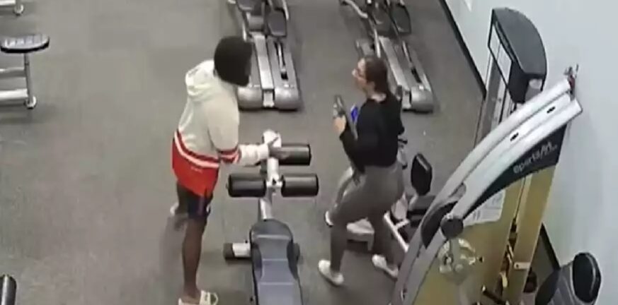  Γυναίκα παλεύει και απωθεί άνδρα που της επιτέθηκε μέσα σε γυμναστήριο! - Δείτε που έγινε BINTEO