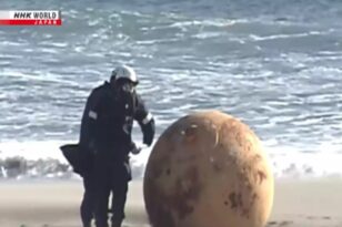 Νάρκη, κατάσκοπος ή UFO; Μια παράξενη μπάλα ξεβράστηκε σε ακτή της Ιαπωνίας και κανείς δεν ξέρει τι είναι