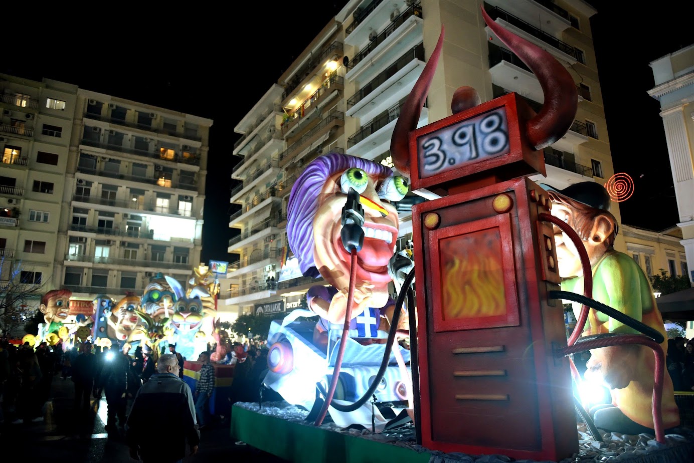 Πατρινό Καρναβάλι 2023: Φαντασμαγορική η παρθενική κάθοδος των αρμάτων στους δρόμους της πόλης ΦΩΤΟ