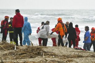 Ναυάγιο στην Ιταλία: Πέταξαν 20 άτομα στη θάλασσα οι διακινητές - Σοκ σε ολόκληρη τη χώρα