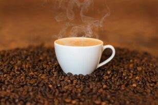 Ιταλία: «Φθηνότερος ο καφές εάν φέρεις φλιτζάνι, ζάχαρη και κουταλάκι... από το σπίτι σου»