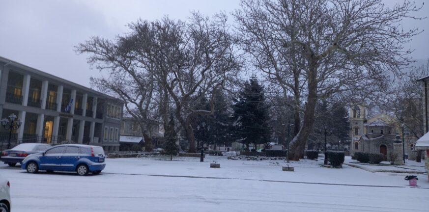 Χιονισμένο πρωινό στην πόλη των Καλαβρύτων - Στα λευκά η πόλη και χαμόγελα στους ντόπιους ΦΩΤΟ