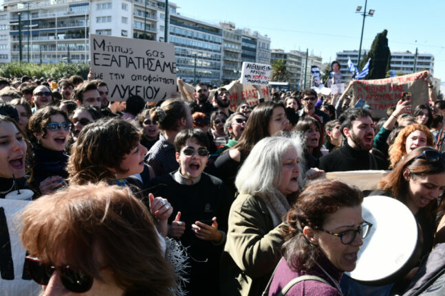 Διαμαρτυρίες καλλιτεχνών έξω από τη Βουλή με... μαύρο φέρετρο ΒΙΝΤΕΟ