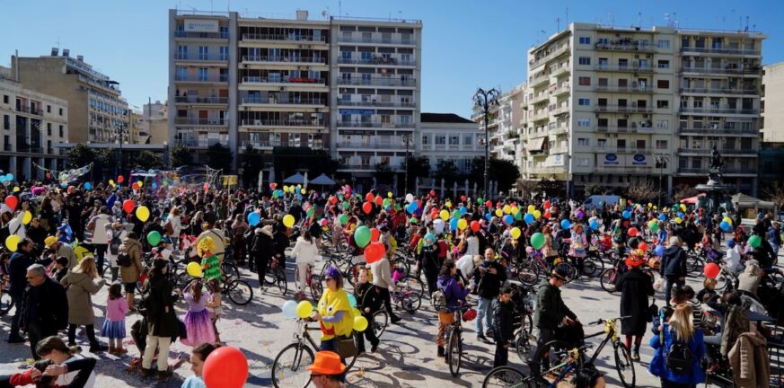 Πατρινό Καρναβάλι 2023: Η πόλη «πλημμύρισε» με μεταμφιεσμένους ποδηλάτες ΦΩΤΟ