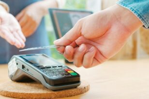 Έρευνα: Μετρητά, κάρτα ή εφαρμογές - Πώς προτιμούν να πληρώνουν οι Έλληνες