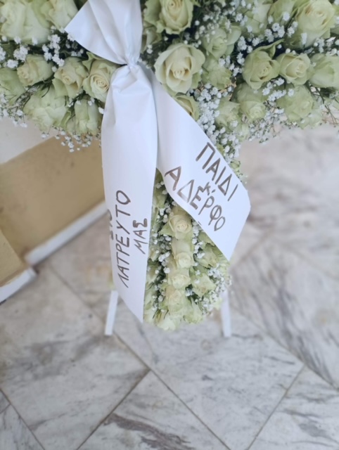 Κηδεία - Τσιτλακίδη: Μπομπονιέρες και λευκά τριαντάφυλλα για τον γάμο που σχεδίαζε - Υποβασταζόμενη η σύντροφος του ΦΩΤΟ
