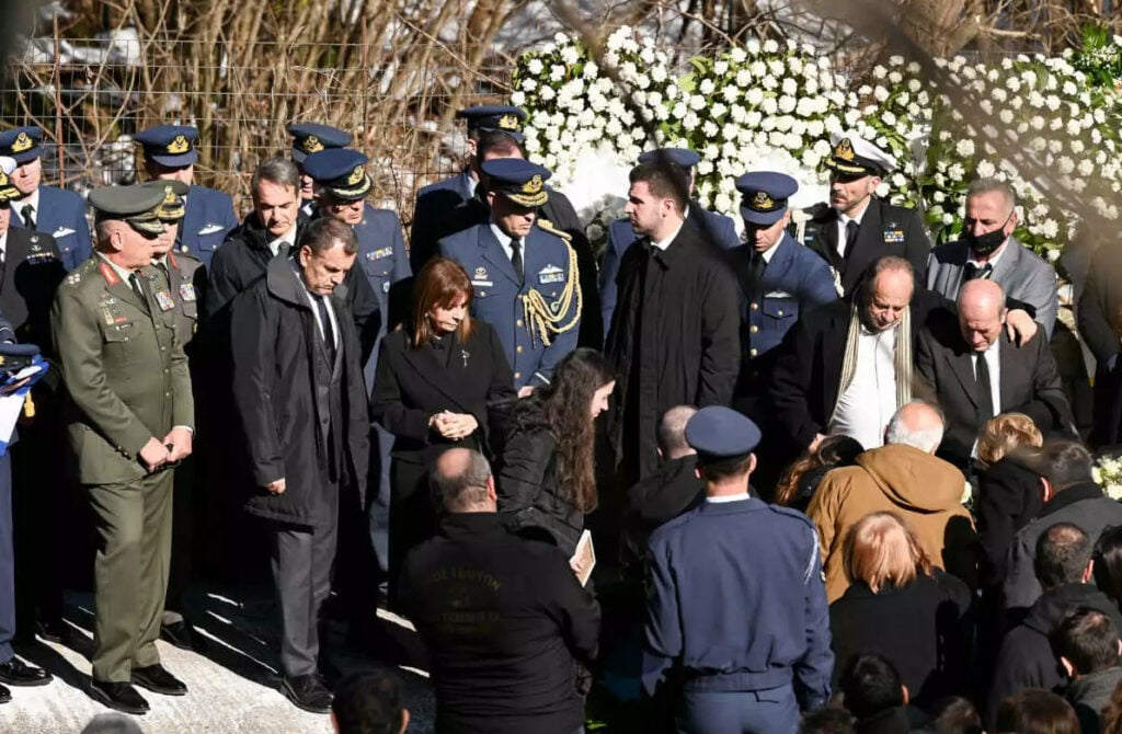 Κηδεία – Τσιτλακίδη: Κρατούσε το πηλήκιο και το ξίφος του ο αξιωματικός που θα γινόταν κουμπάρος του ΦΩΤΟ