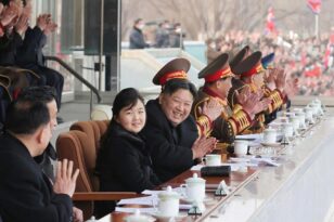 Βόρεια Κορέα: Σπάνια δημόσια εμφάνιση της κόρης του Κιμ Γιονγκ Ουν σε γήπεδο - Παρακολούθησαν αγώνα ποδοσφαίρου