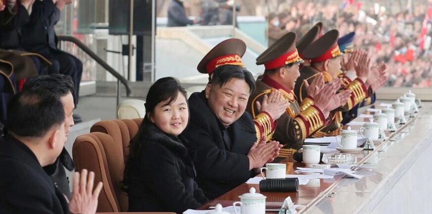 Βόρεια Κορέα: Σπάνια δημόσια εμφάνιση της κόρης του Κιμ Γιονγκ Ουν σε γήπεδο - Παρακολούθησαν αγώνα ποδοσφαίρου