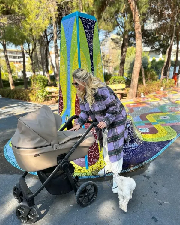 Κωνσταντίνα Σπυροπούλου: Βόλτα με τον γιο της και το απίθανο παλτό - ΦΩΤΟ