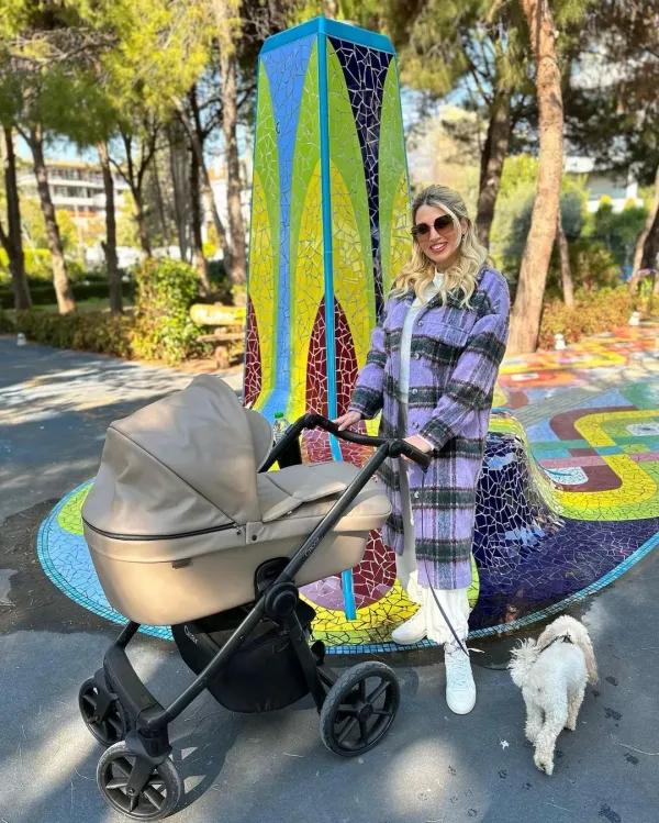 Κωνσταντίνα Σπυροπούλου: Βόλτα με τον γιο της και το απίθανο παλτό - ΦΩΤΟ