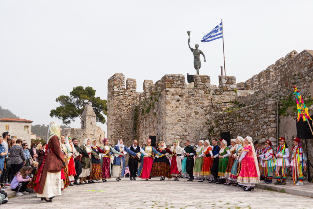 Ναύπακτος: Με παραδοσιακό γαϊτανάκι στο Ενετικό λιμάνι γιόρτασε την Καθαρά Δευτέρα - ΦΩΤΟ