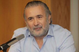 Ο Λαζόπουλος σαρκάζει την Αχτσιόγλου για την αποχώρηση από τον ΣΥΡΙΖΑ - Ποιο τραγούδι της αφιέρωσε