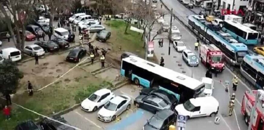 Κωνσταντινούπολη: Σοκαριστικό βίντεο με λεωφορείο να πέφτει πάνω σε πεζούς - Δύο νεκροί και πέντε τραυματίες