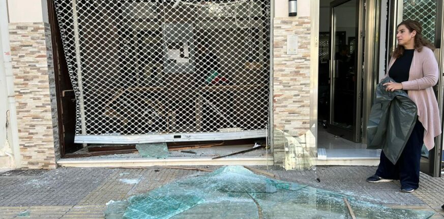 Αιγάλεω: Δράστες ισοπέδωσαν κοσμηματοπωλείο με κλεμμένο αυτοκίνητο - Σμπαράλια η βιτρίνα του καταστήματος