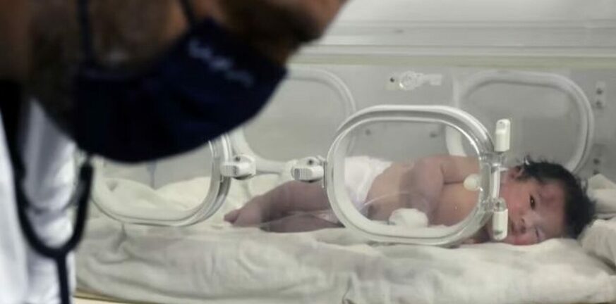 Σεισμός Συρία: Αστυνομικοί φυλάνε το μωρό που γεννήθηκε στα συντρίμμια - Οι φόβοι απαγωγής