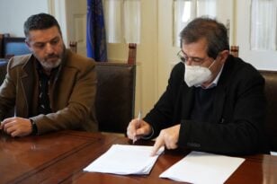 Πάτρα: Υπεγράφη η σύμβαση για την τοποθέτηση μωβ κάδων ανακύκλωσης στο Δήμο