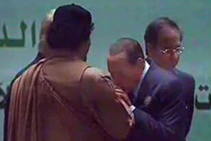 Σίλβιο Μπερλουσκόνι: Ποιος και γιατί «ξέθαψε» την φωτογραφία που φιλάει τα χέρια του Καντάφι